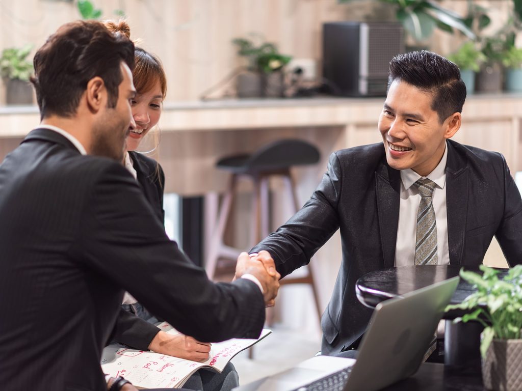 C-Suite: Từ CEO đến CFO, Ai Là Người Chèo Lái Doanh Nghiệp Bạn?